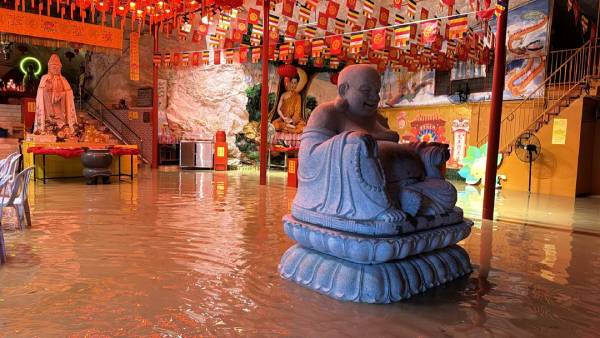 观音洞大殿内遭雨水覆盖。（何有明提供）