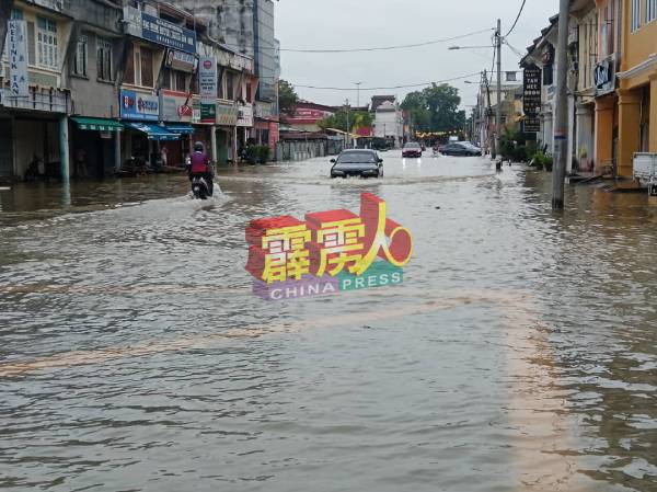 林街水位比周四（19日）高出许多。