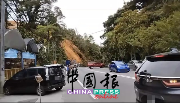 碧兰璋往来美兰村路段发生小土崩，造成涉及的路段暂时无法通车。（视频截图）