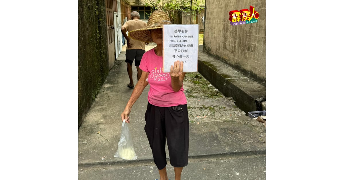 华大伟居民以书写的方式感谢热心的报效人士。