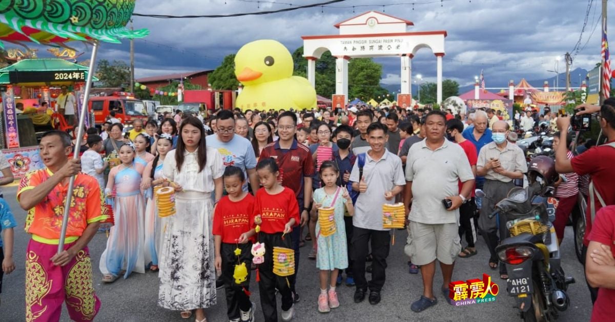 吴锡华（中）与陈淑雯（前）及林智安，带领民众进行游行。