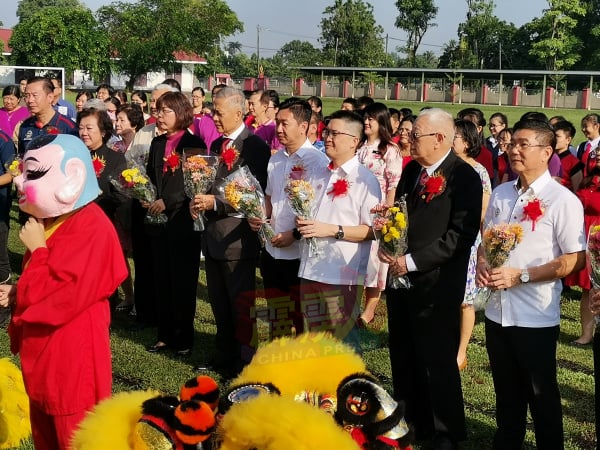 黄家和（中）和嘉宾，一起在孔夫子圣像前献花