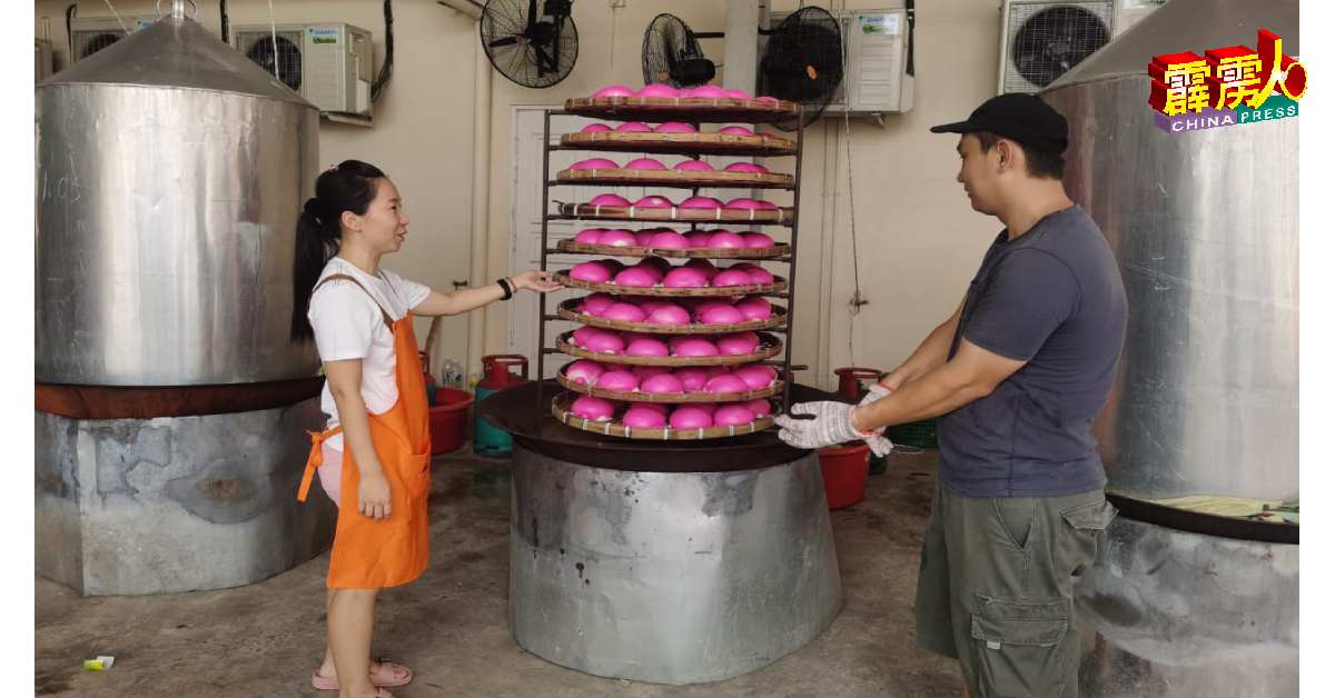 上架首两天，工作人员都忙着蒸红龟包应市，以供市民购买。