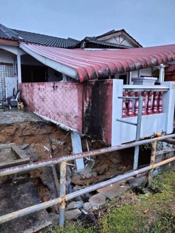 住家前发生土地下陷事故，所幸没有造成人命伤亡。（霹消拯局）