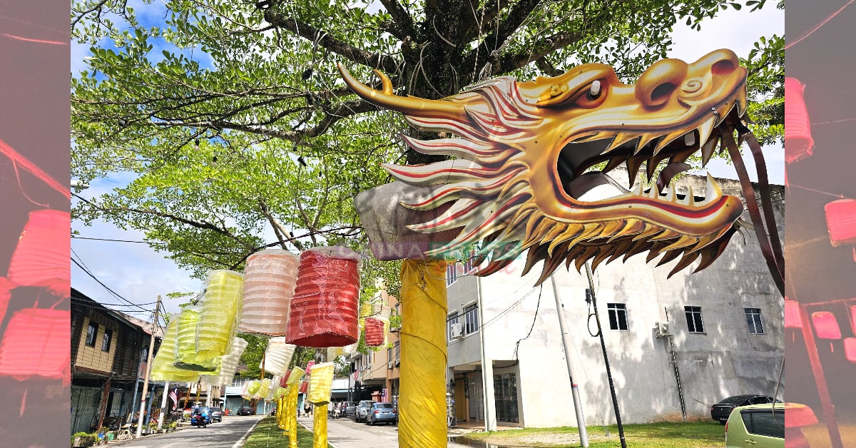 莫珍歪新村村民为农曆新年的“祥龙”挂上中秋节灯笼。