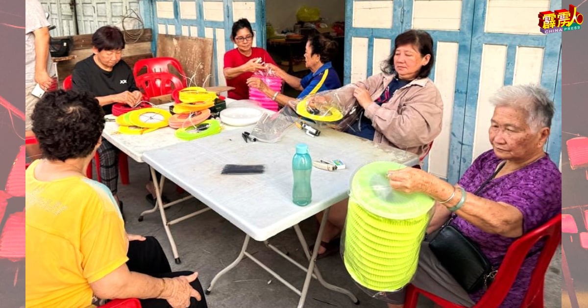 妇女负责为数百个灯笼套上塑料袋和繫上绳子，让灯笼更持久耐用。