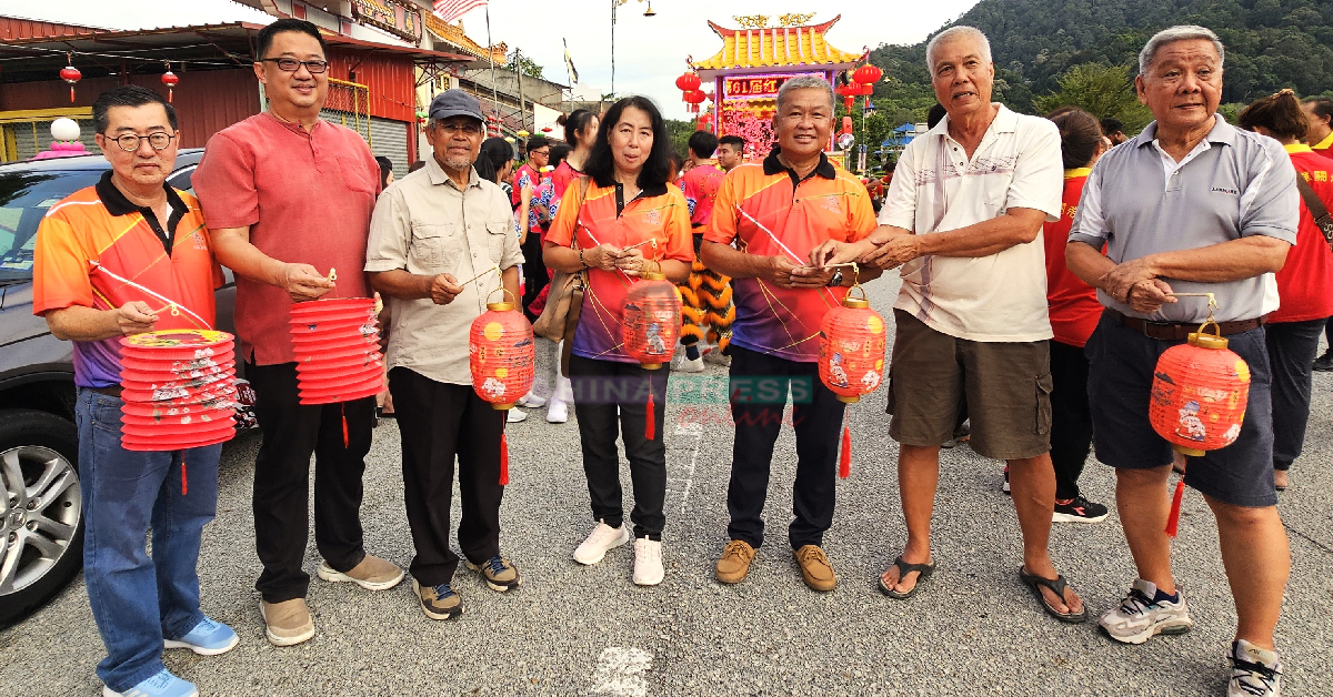 卢进发（右3）和嘉宾也参与千人提灯游行，左起为黄基福、骆永舜、亚哈雅及谢莲香等。