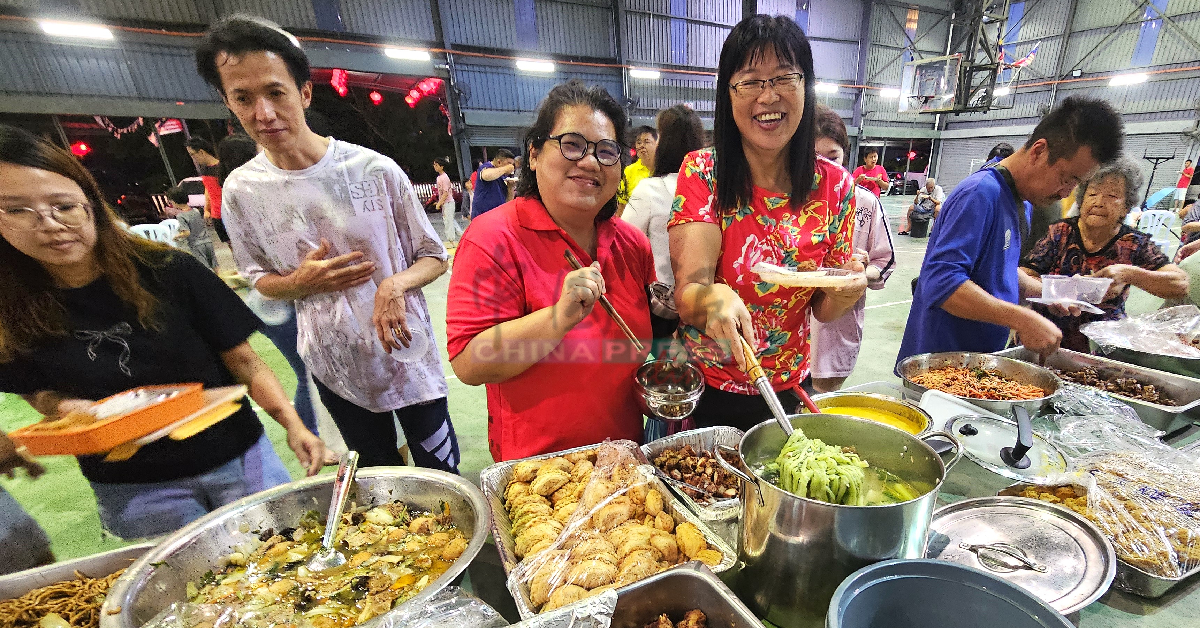 虽然转移活场地，但无损村民品嚐美食的好心情！