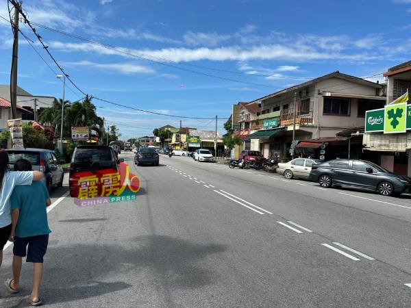 中止水供受影响的地区包括新村住宅区，新世纪花园、巴刹、警局及工业区及邻近一带地区。