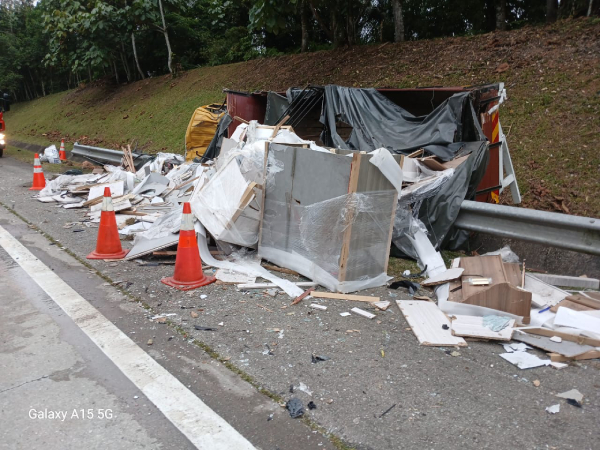 南北大道发生4交通工具连环撞事故。（霹消拯局）