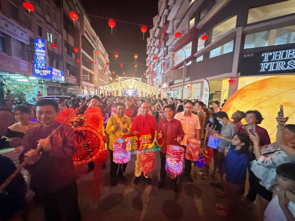 “提灯游行去！”拉曼（左起）、廖志明、郑国霖、黄家杰等嘉宾，一起参加中秋提灯游行，同心协力传承中华文化。