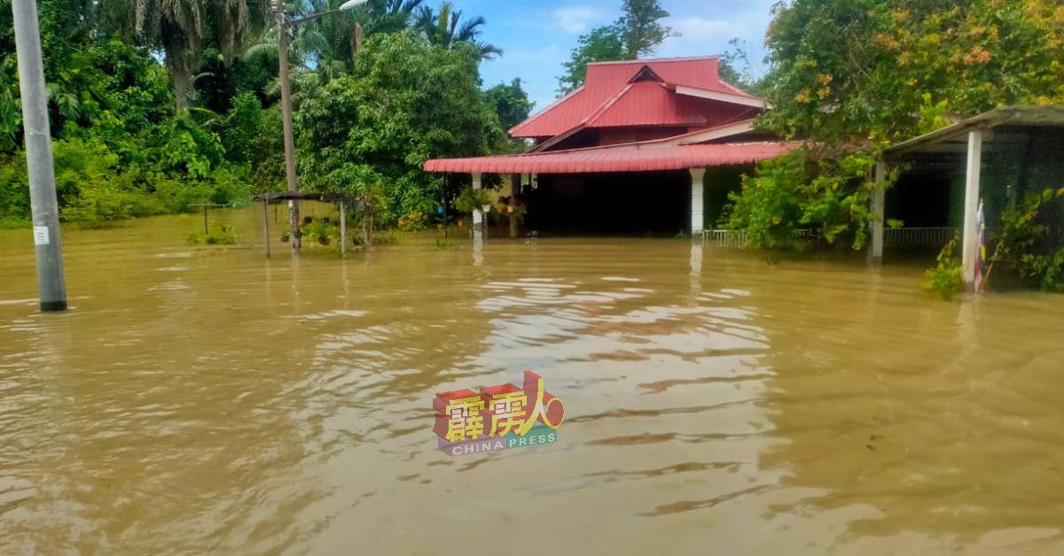 甘榜住家遭洪水淹及的情况严重。