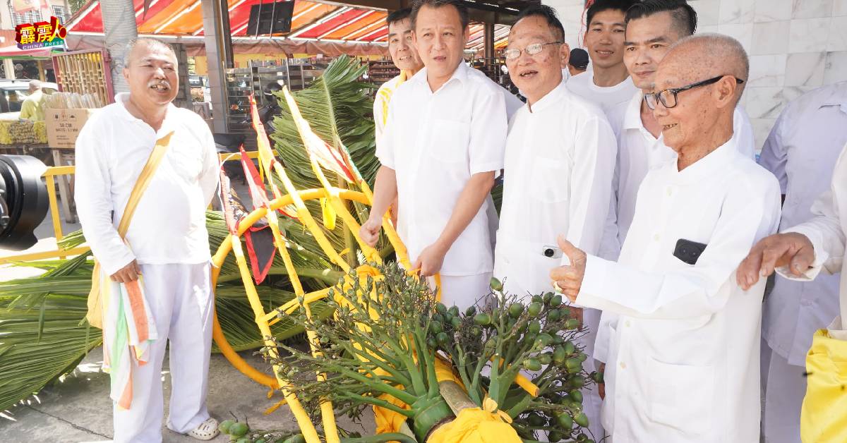 伍添福（前右起）、辛纶皓、黄顺义、胡隆兴等，赞叹槟榔树丰硕庄严。
