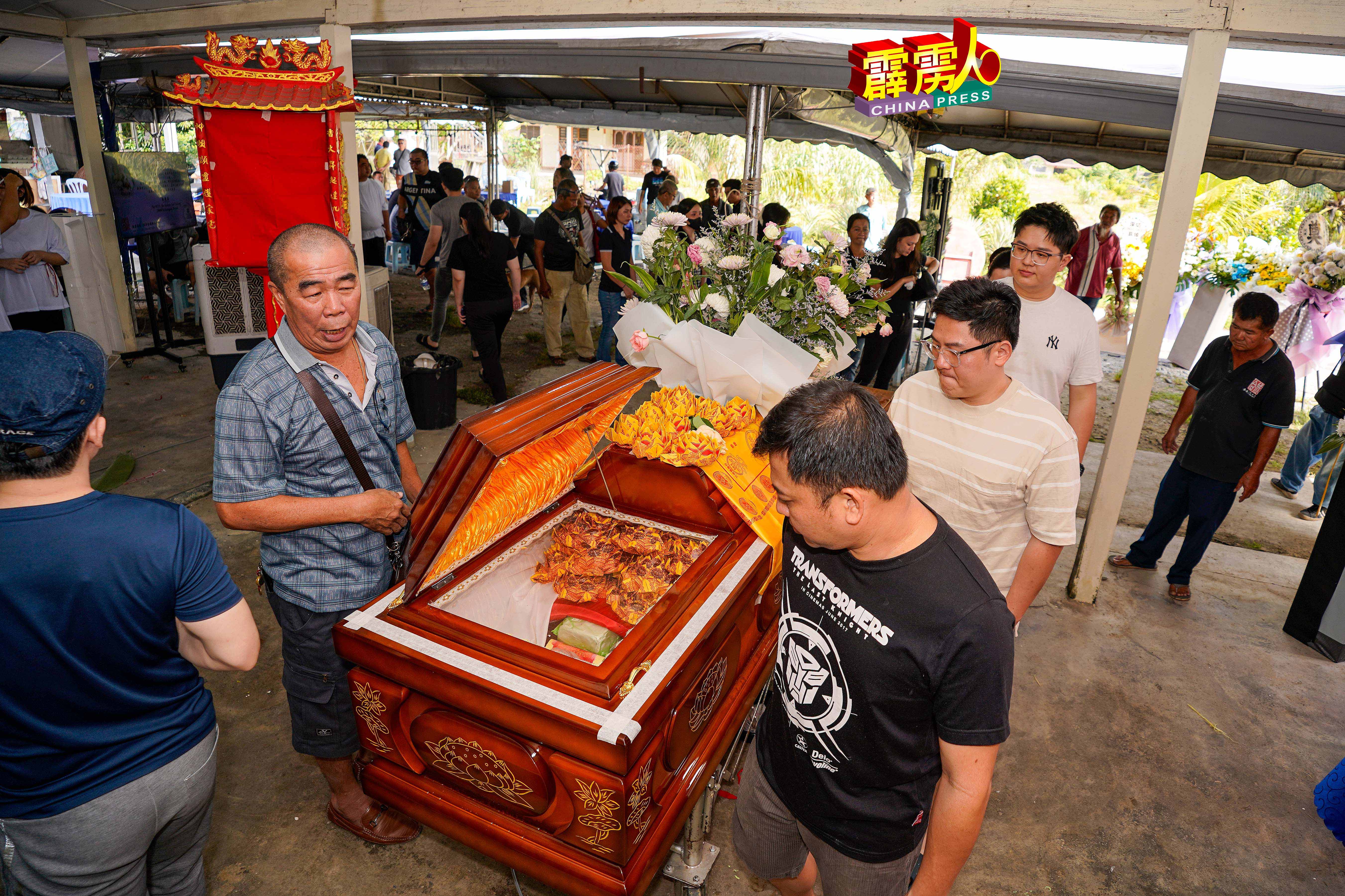 在封棺前，死者的同学及亲友，瞻仰Paul的最后一面。