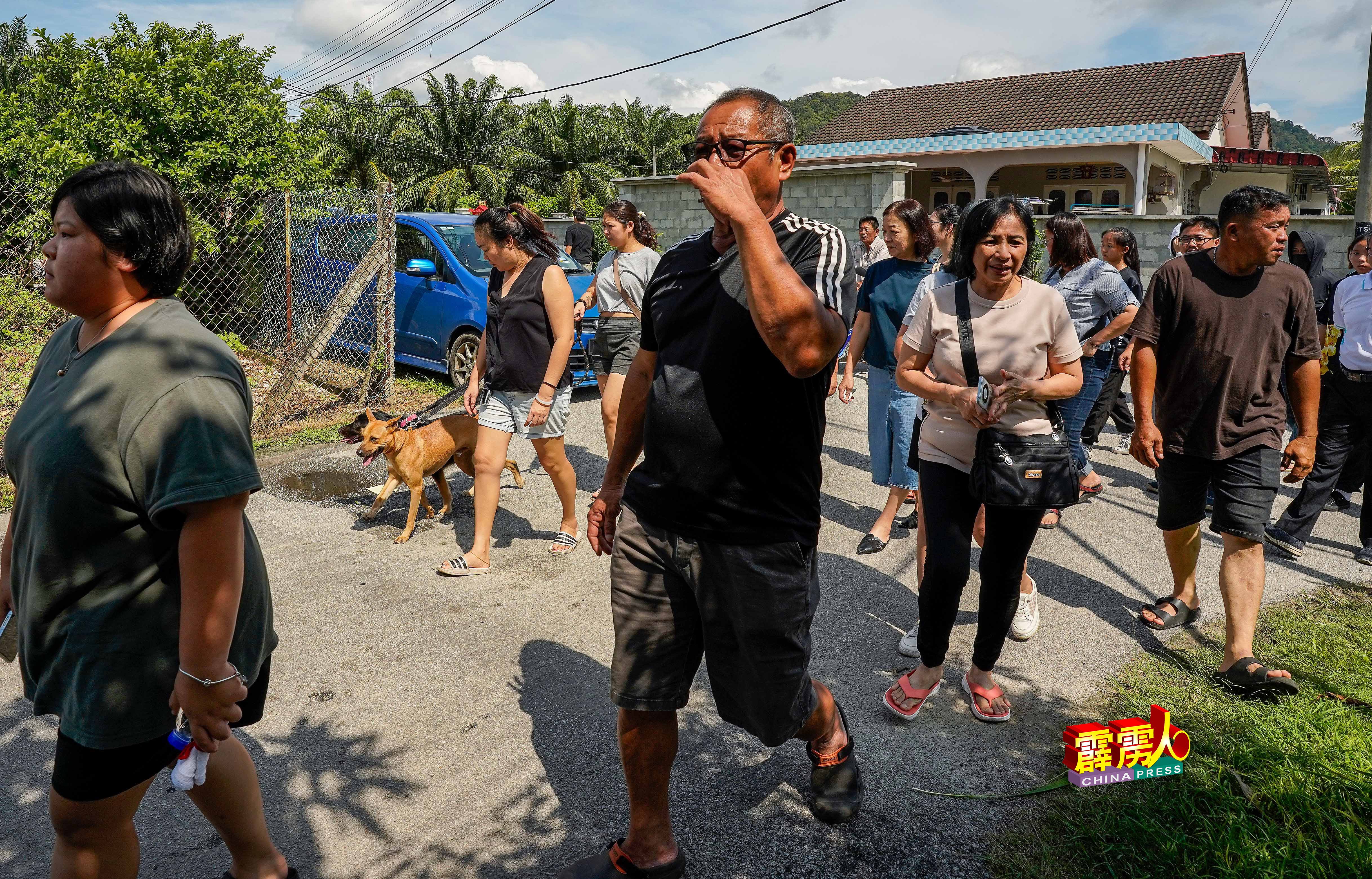 动物救援组织代表海伦牵着Enzo 与Sukie二犬，陪动物英雄Paul走完最后一程。这两犬是Paul生前救出的其中两隻浪浪。