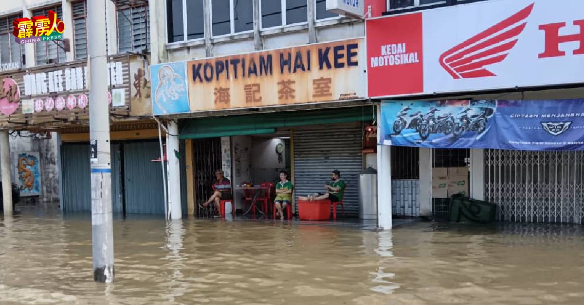 茶室业主店员望水兴叹，在店门口等候水退后才开始营业。