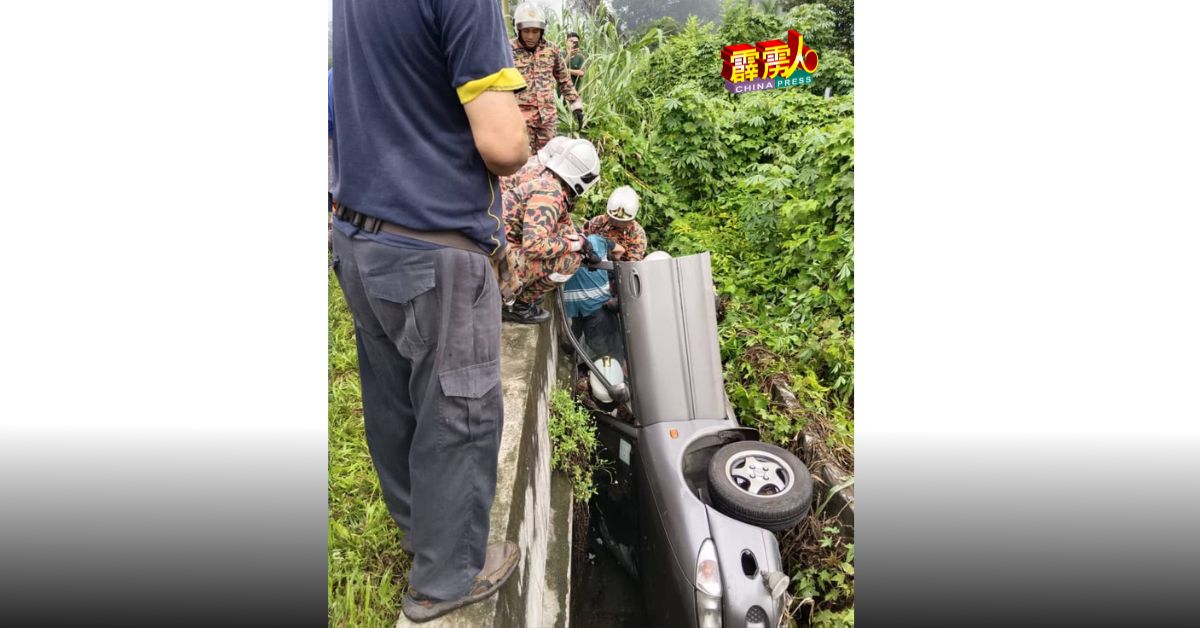 困在车内的司机（浅蓝色衣）被消拯员合力救出。