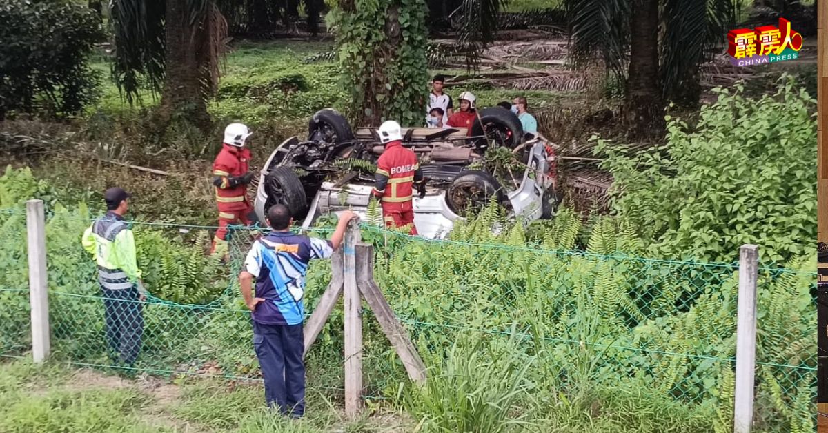 第二国产车Kembara 四驱车，失控撞进棕油园后翻覆成四轮朝天，导致司机夹毙车内。（霹消拯局）