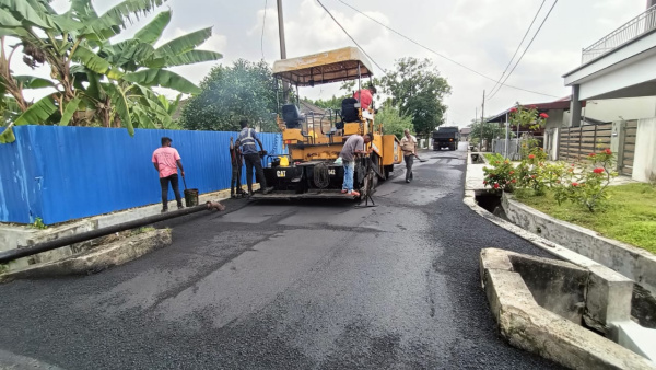 新村道路获得逐步重铺柏油，水平提升。