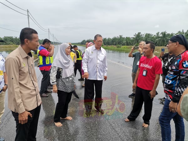 尼查（中）一行人巡视被水淹的阿罗邦苏司南马147公里路段，左起为莫哈末弗桑及阿芝查，右为诺阿兹曼。