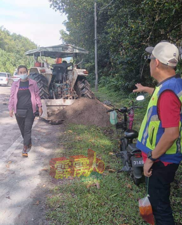 黄嫒香（左）临时要求承包商筑高十八丁路河堤，对抗潮水涌入马路。