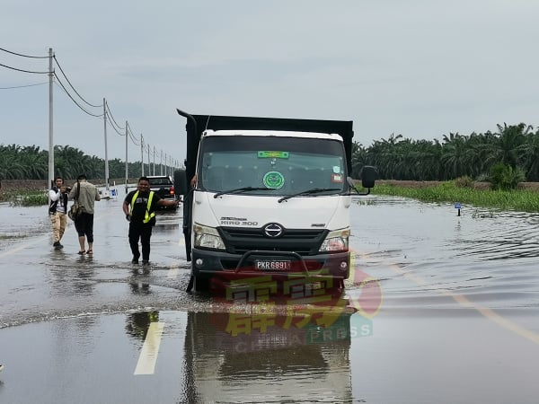 来往阿罗邦苏与司南马第147公里路段因淹水而禁轻型车辆通行，仅允许重型车辆使用。