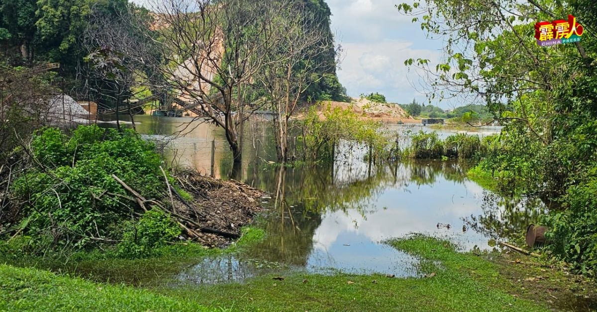 雨季频频下雨，引起湖水满溢，并浸入公园范围的地段。（辛国平提供）