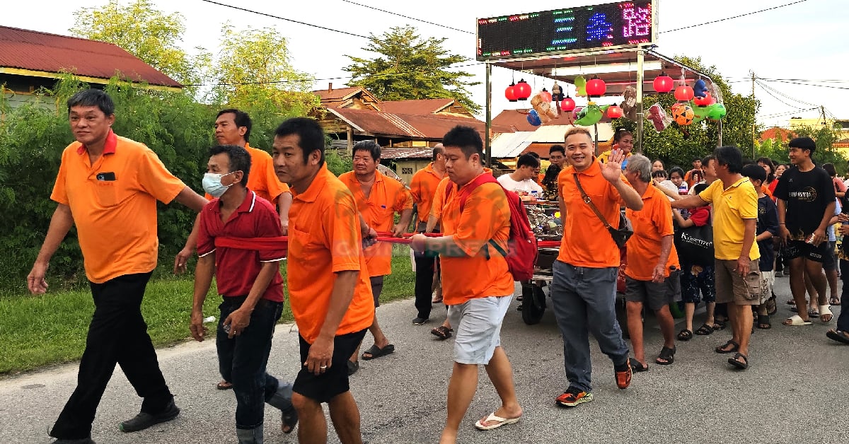 三条路妈祖神宫过去多年至今，仍坚持人力拉花车游行。