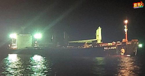1艘货船非法停泊在我国海域   连船带人遭扣押