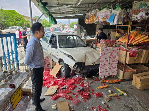 轿车撞入店内后，造成店内的物品散落满地。