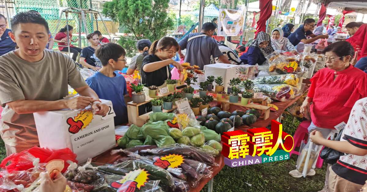 义卖会获热心人士赞助义卖食品及获民众热烈响应，为义卖会筹获逾12万令吉。