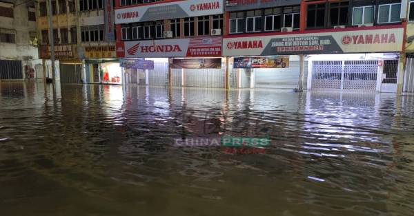 市中心马结街地势低洼，高涨潮水来袭时必氾滥成灾。