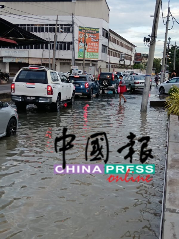 大水潮来袭，市区发生轻微堵车情况。