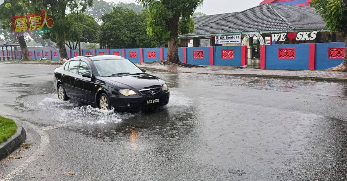 圣淘沙学校前马路，逢雨天皆积水严重。