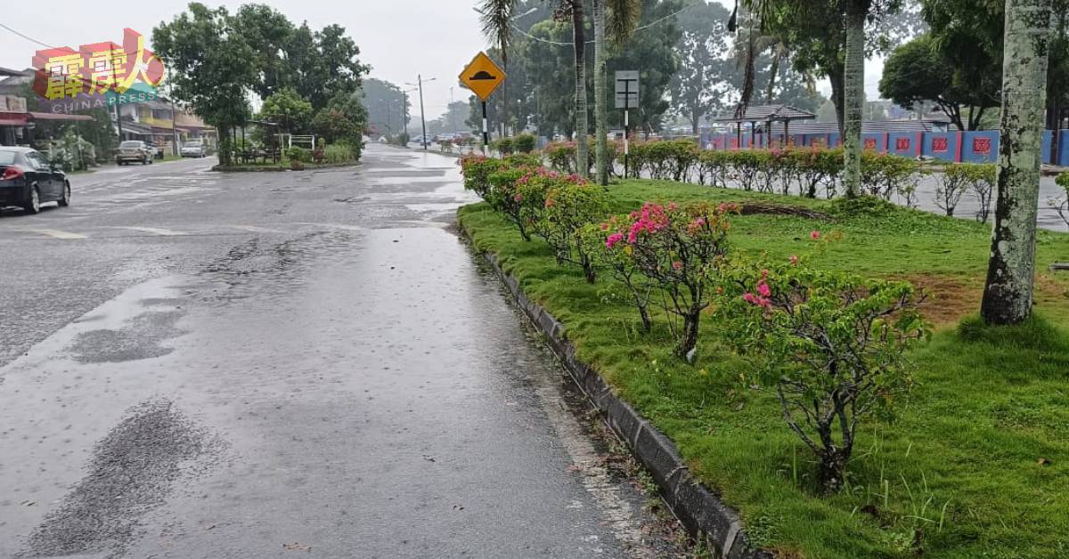 圣淘沙学校对面的马路，在雨天时也面对积水问题。