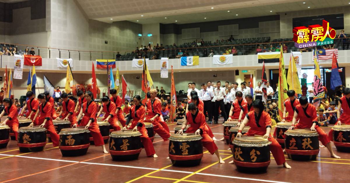 拉曼大学节令鼓队敲响鼓乐，为龙狮对助威。