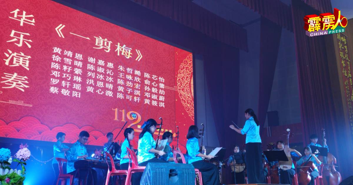 培中华乐团呈现多首悦耳名曲，为校庆助兴。