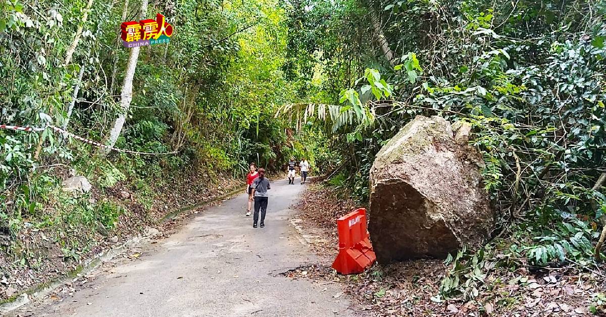 日前在万里望升旗山发生的山体滑坡现场，大石块和倒下的树木已经清理干净，登山客也已恢复如常登山。 （社媒）