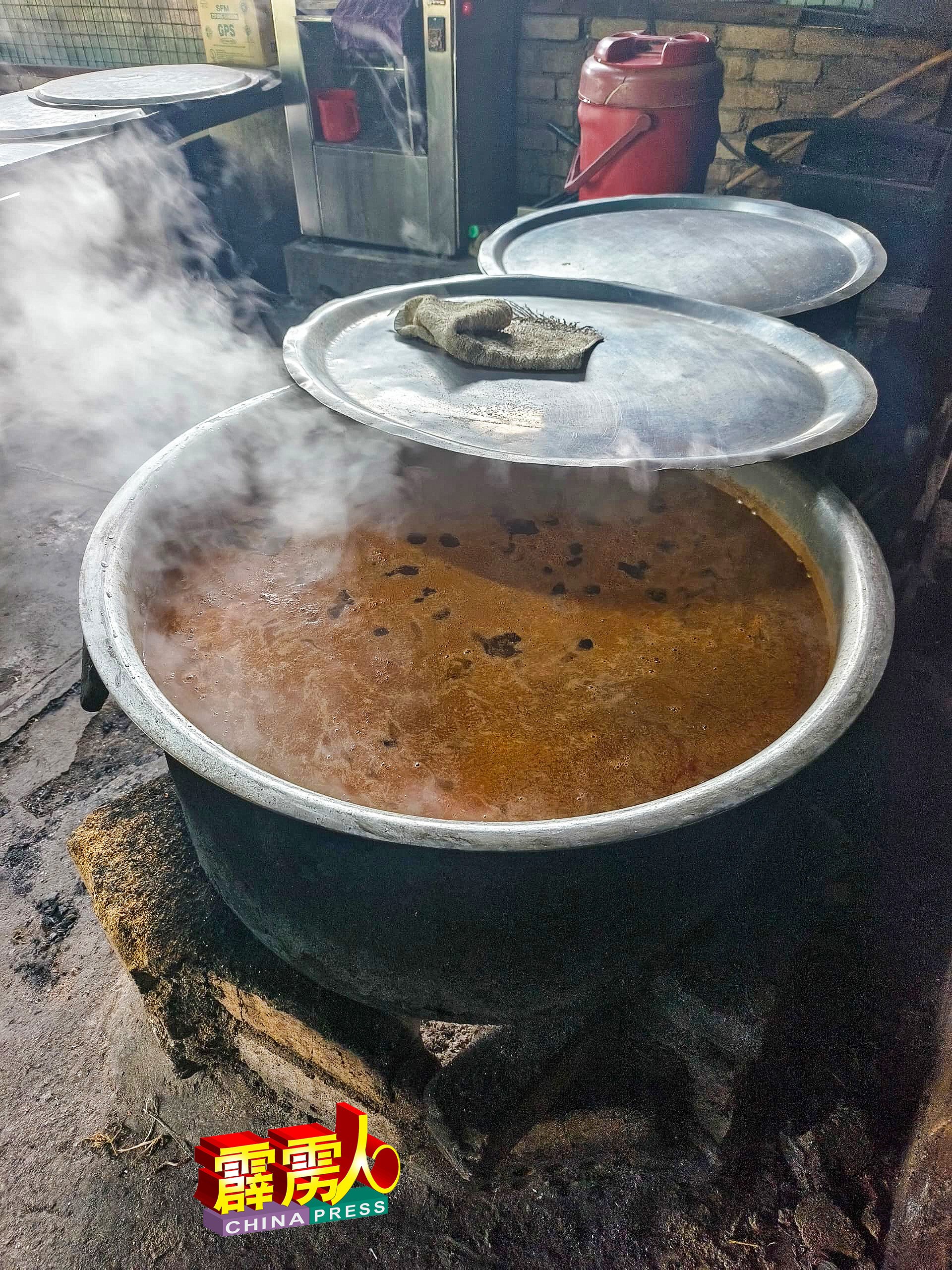 叻沙汤底（Kuah laksa） 也传统上使用柴火烹製，将甘望鱼、海西刀鱼及竹苏鱼（Ikan Kacang-kacang）混合香料烹煮。