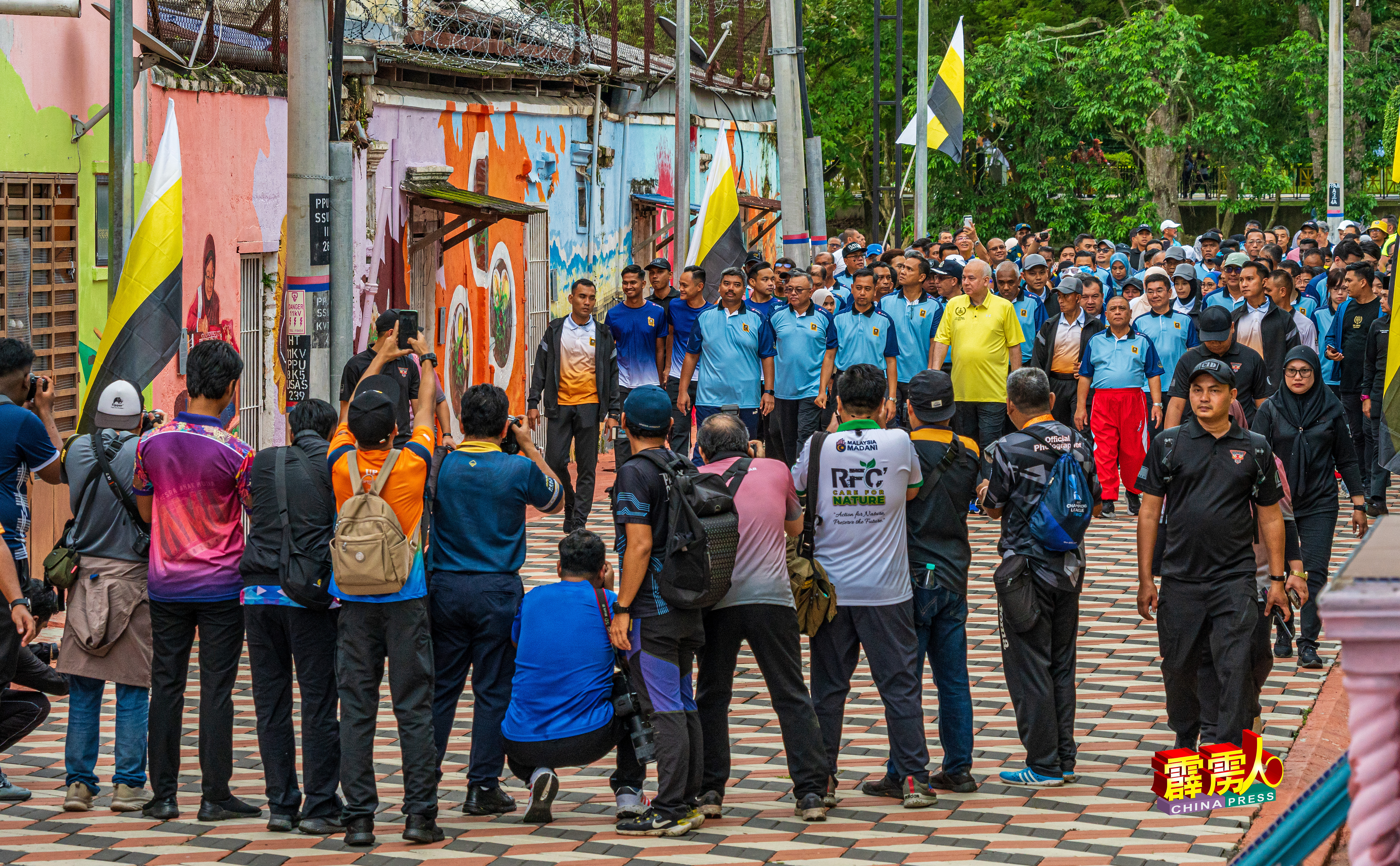 殿下率众前往河边街“江沙回忆小巷”（Memory Lane kuala Kangsar）观看壁画时，大批摄影记者落在最佳位置拍摄。