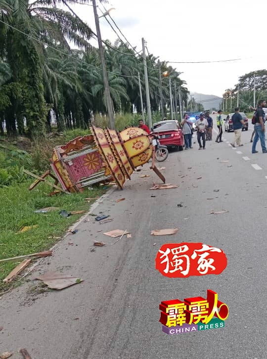 车祸现场，可见满地都是神辇碎板片，显示冲撞力强大。