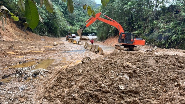 早前因土崩已封路的新邦波赖前往金马崙路段43.4公里处，目前还在进行清理工作。（受访者提供）