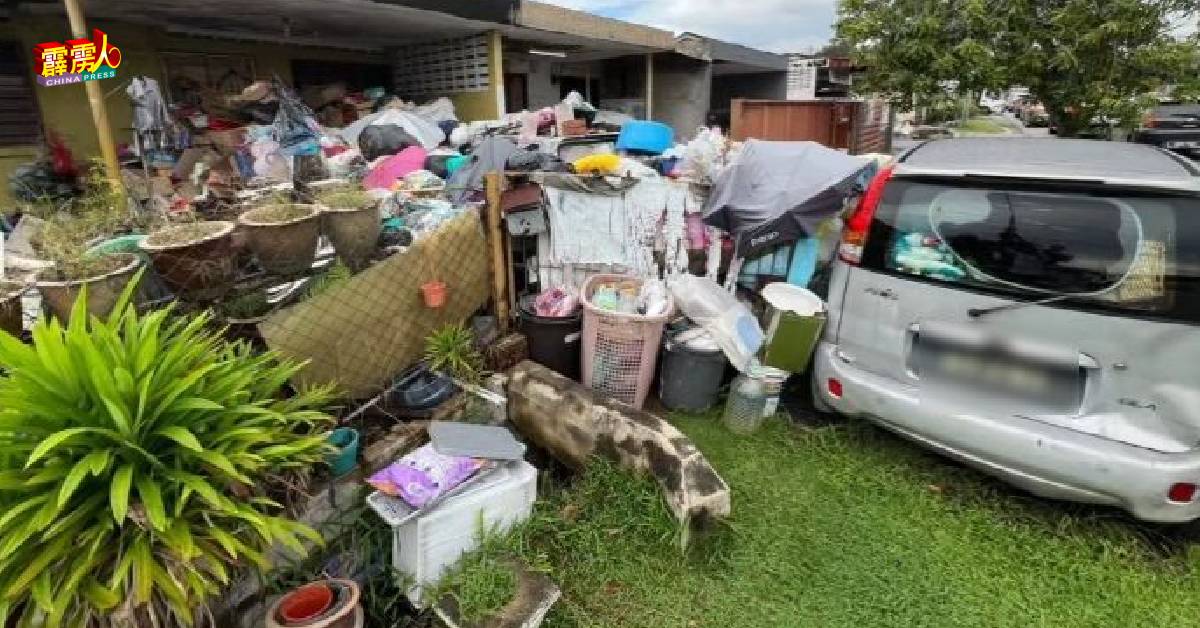 怡保花园鸽子路某住家堆满垃圾。 （视频截图）