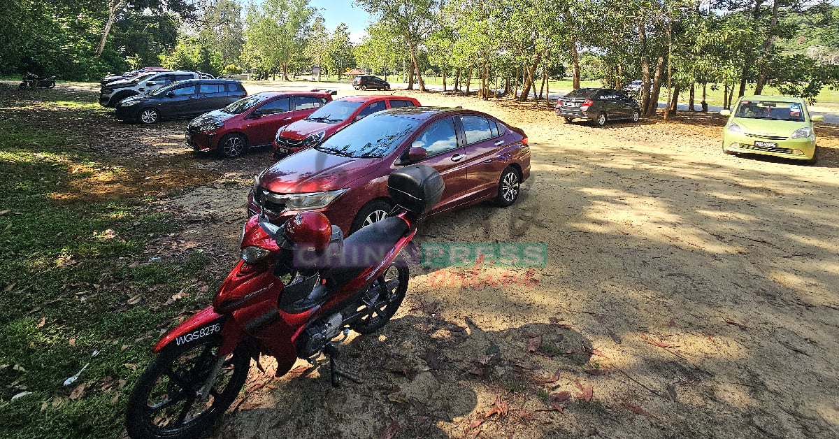 虽然森林局禁止民众于季风季节登山，但300山山脚下仍泊有许多登山客的轿车和摩哆。