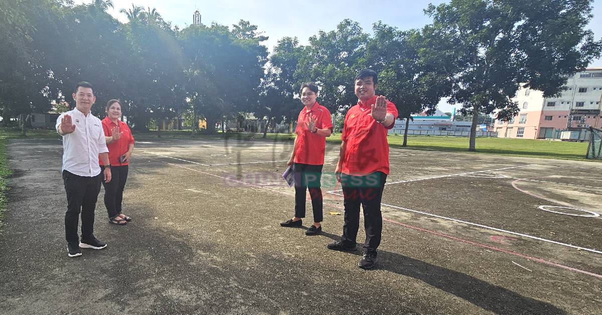 黄天荣（左）指昌明政府重视民众培养运动习惯，因此建设霹州首座免付费就可使用的匹克球场。