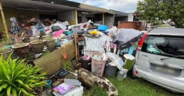 怡保花园鸽子路某住家堆满垃圾。（视频截图）