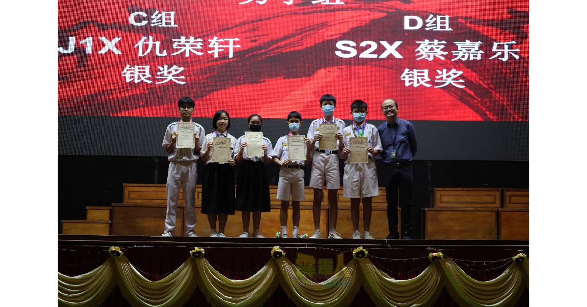 培元独中副校长兼联课主任覃霆辉（右），颁赠奖状与奖牌予表现优秀的武术团成员。左起为蔡嘉乐、邓卉柔、蔡善惠、仇荣轩、潘德希和江添扬。
