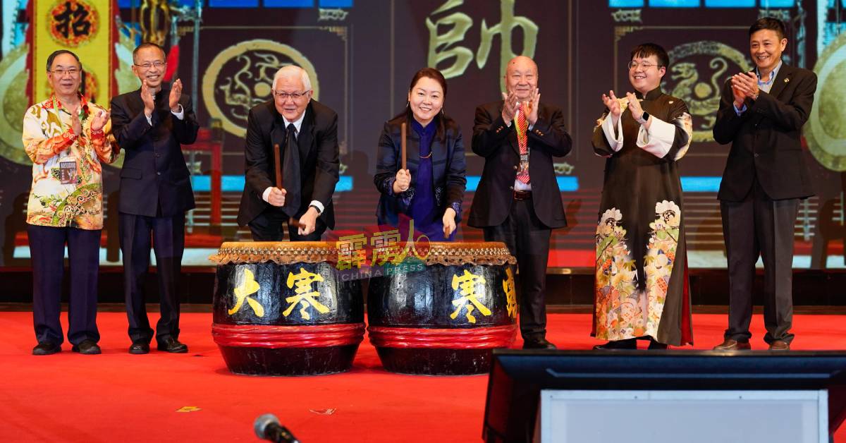 常珊(右4起)黄金锭为港马粤戏曲交流展演敲鼓揭幕;左起蔡贤德、曾钰成;右起丘宏义、曾钰成、黄东春。