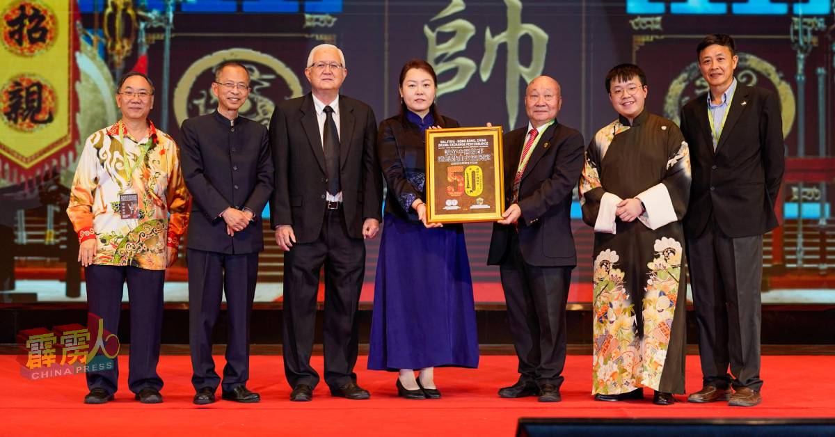 黄东春(右3)赠送纪念品给常珊(左4);左起蔡贤德、曾钰成、黄金锭;右起丘宏义、郭俊亨。