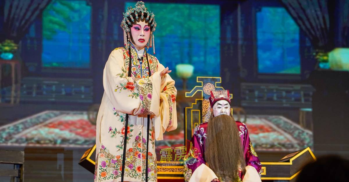 粤剧艺术在大师们表演下,散发一丝丝古时的优雅。